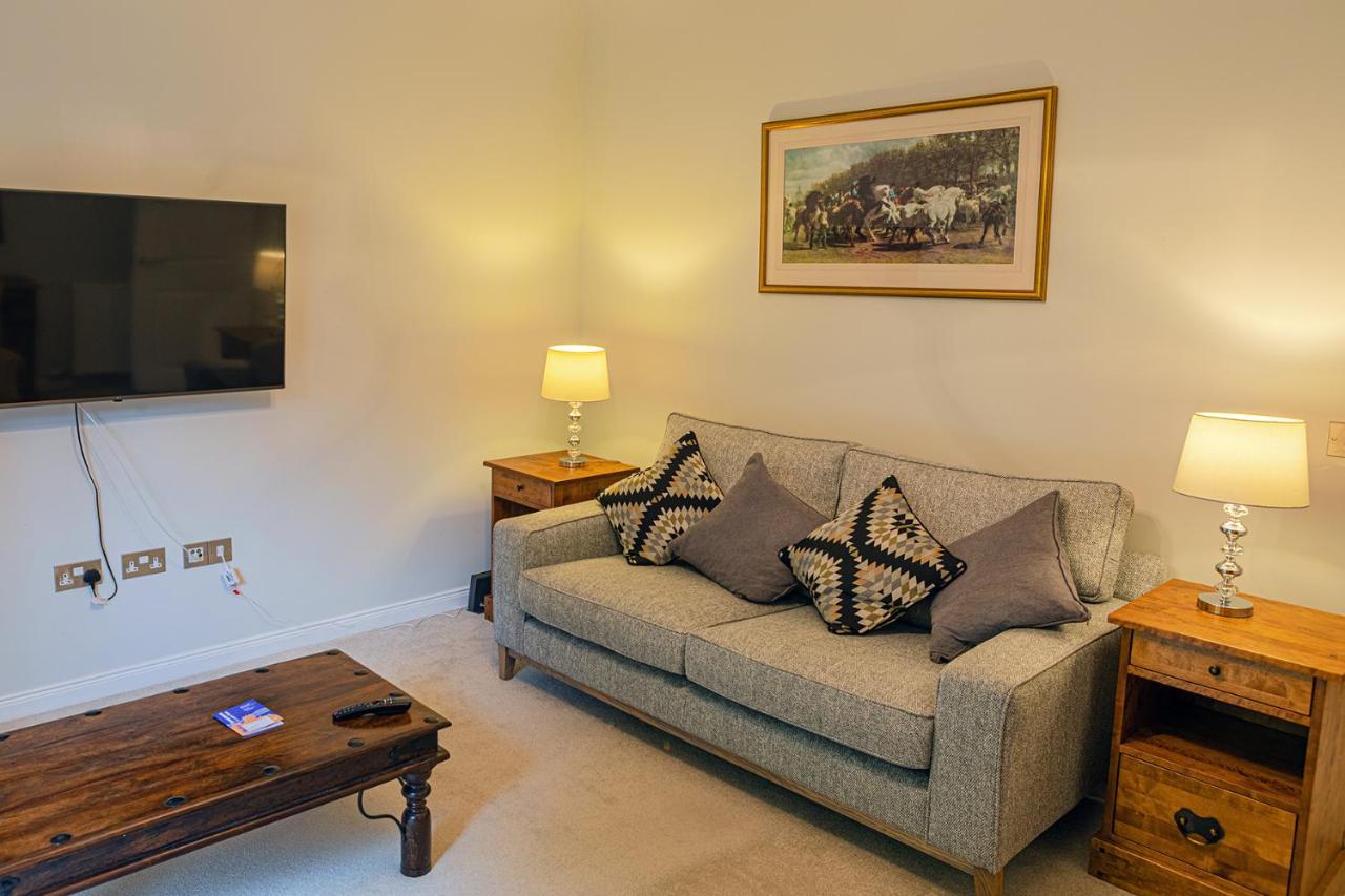Hedgefield House - Serene Top Floor Flat Инвернес Екстериор снимка